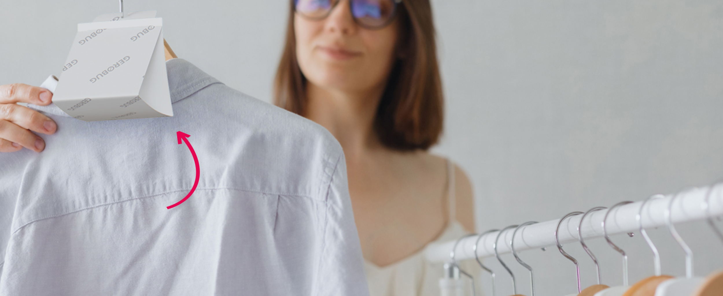 Kleidermottenfalle an Kleiderbügel