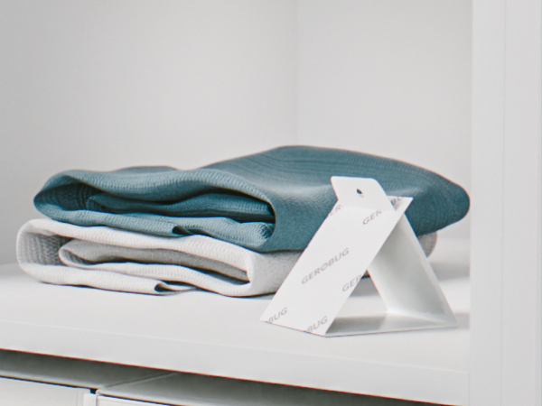 Kleidermotten Falle neben Kleidung