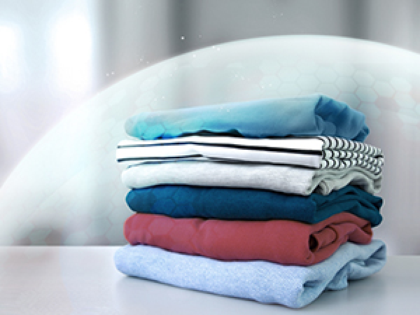 Gefaltete Kleidung mit Schutzbarriere