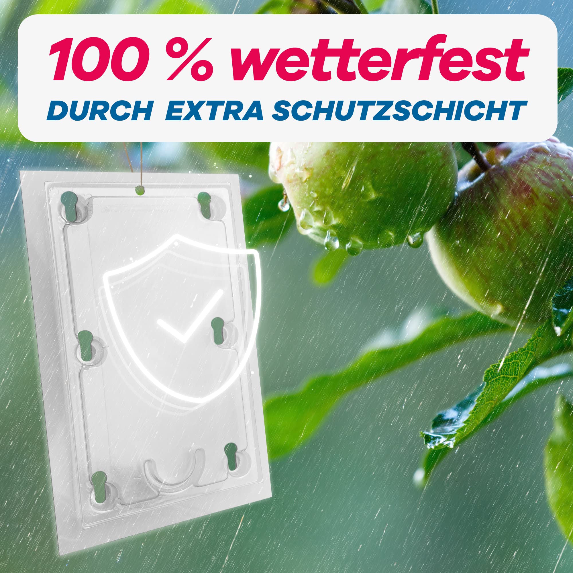 An einem Ast im Regen hängt ein Plastikschild mit dem Text „100 % wetterfest DURCH EXTRA SCHUTZSCHICHT“ darüber, perfekt für die Gartenüberwachung.